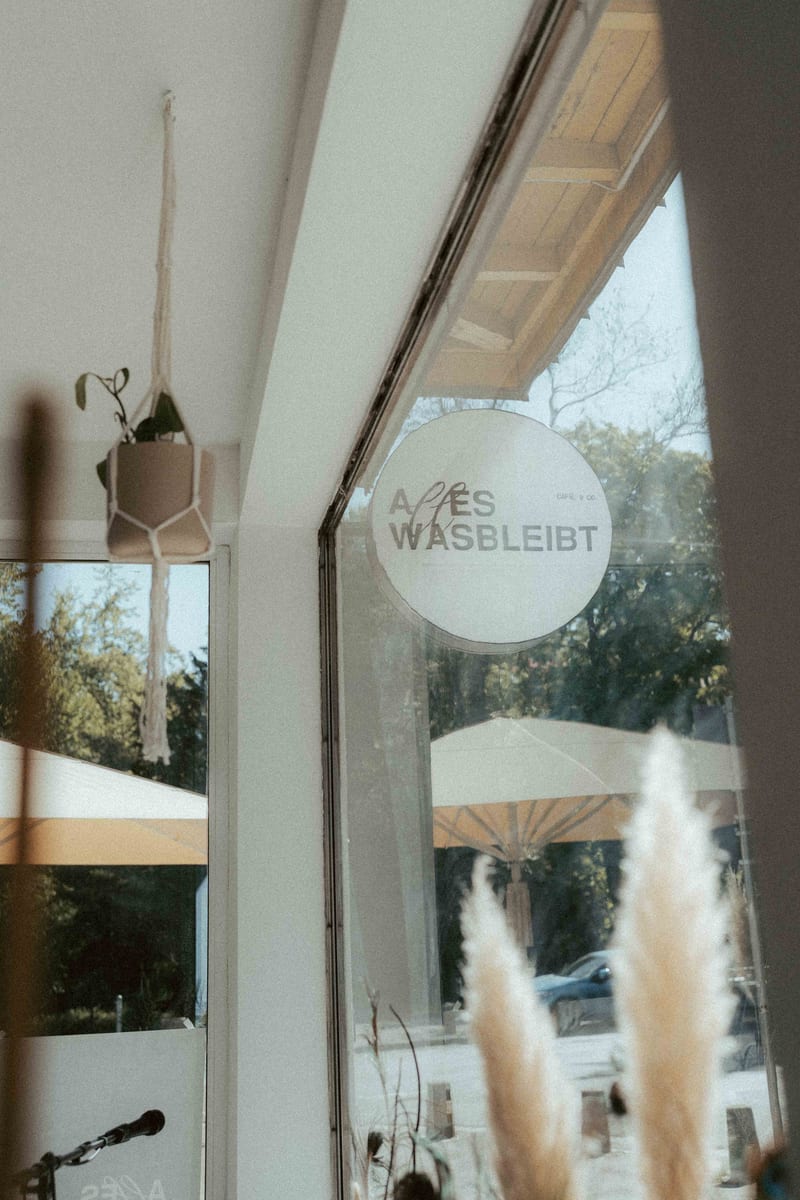 Logo-Schild alles was bleibt am Schaufenster von innen