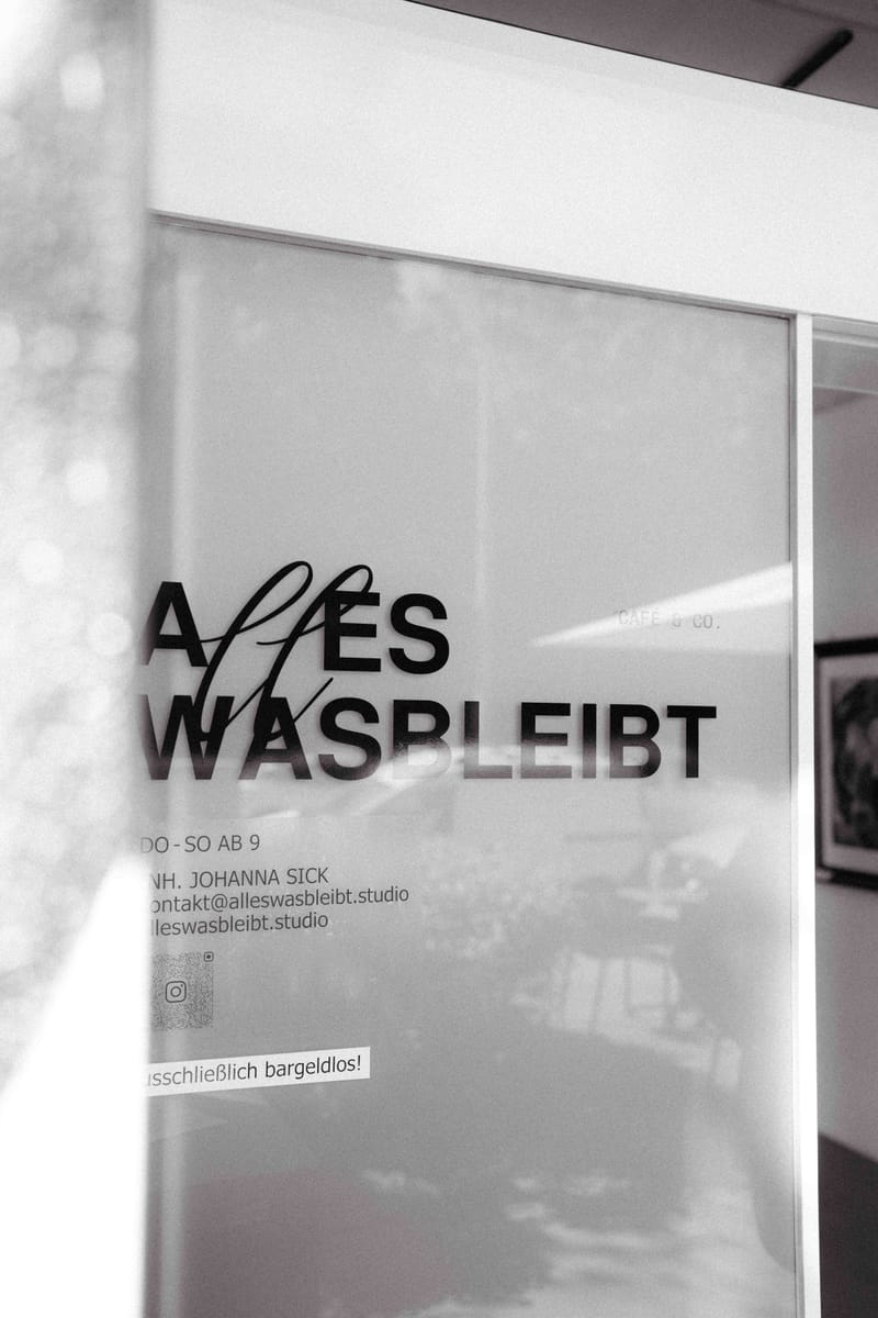 Schaufenster mit Schriftzug alles was bleibt